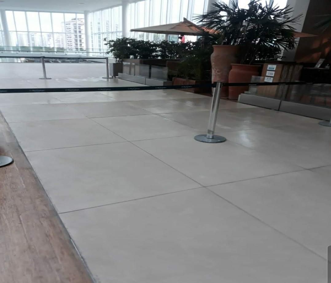 Reinstalação de porcelanato importado — Shopping VillageMall